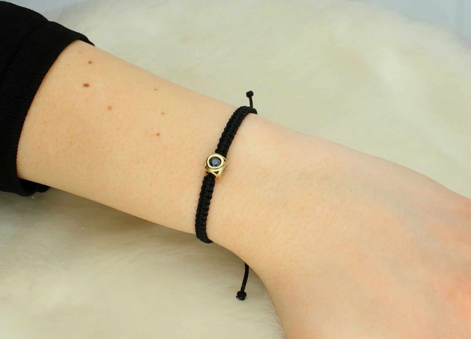 Bransoletka na czarnym sznureczku charms z cyrkoniami kolorowymi próba 585, DIA-BRA-12932-585 Nowoczesna i pełna uroku – ta subtelna bransoletka łączy w sobie szlachetność złota próby 585 1.jpg