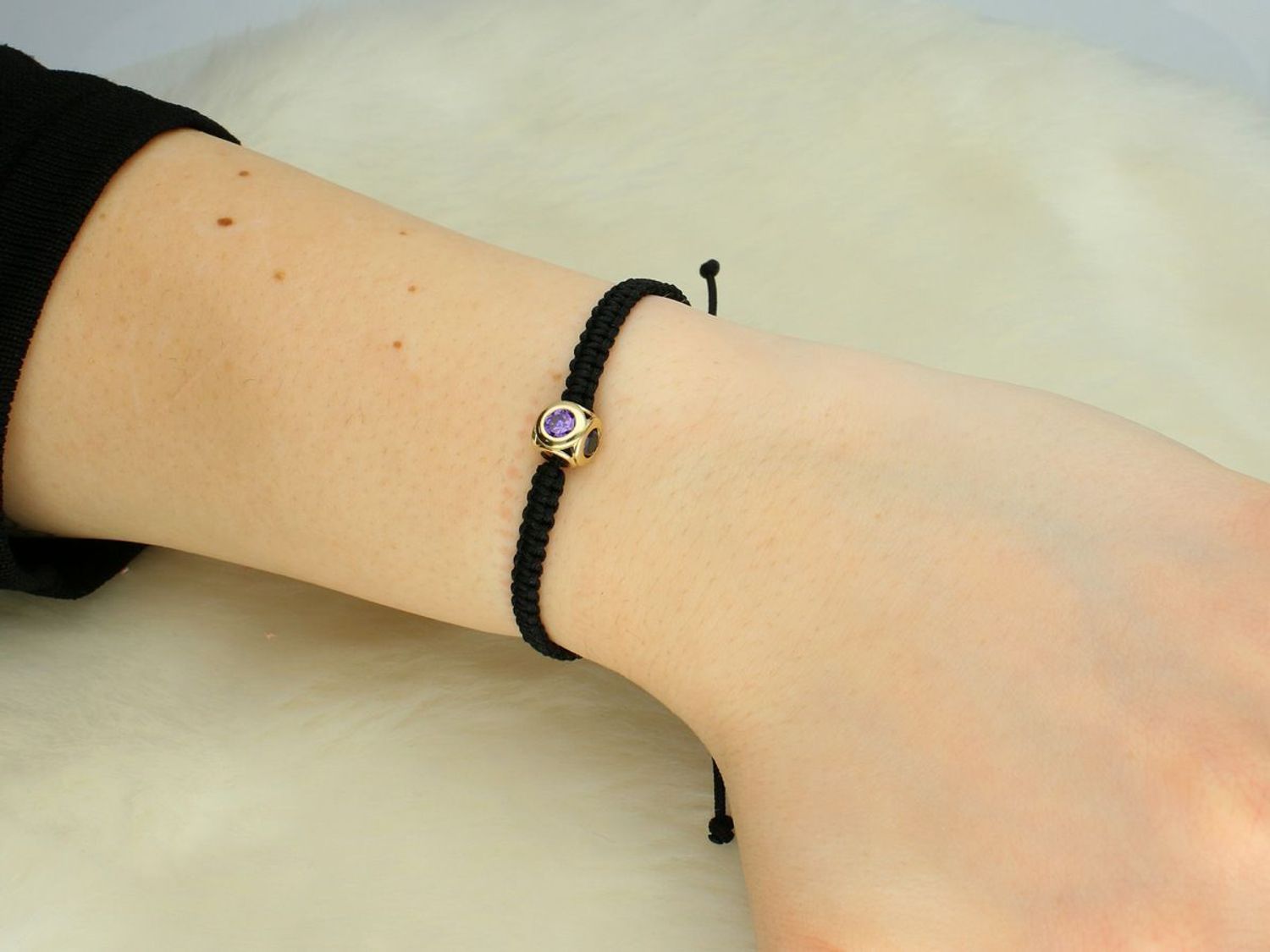 Bransoletka na czarnym sznureczku charms z cyrkoniami kolorowymi próba 585, DIA-BRA-12932-585 Nowoczesna i pełna uroku – ta subtelna bransoletka łączy w sobie szlachetność złota próby 585 1.jpg