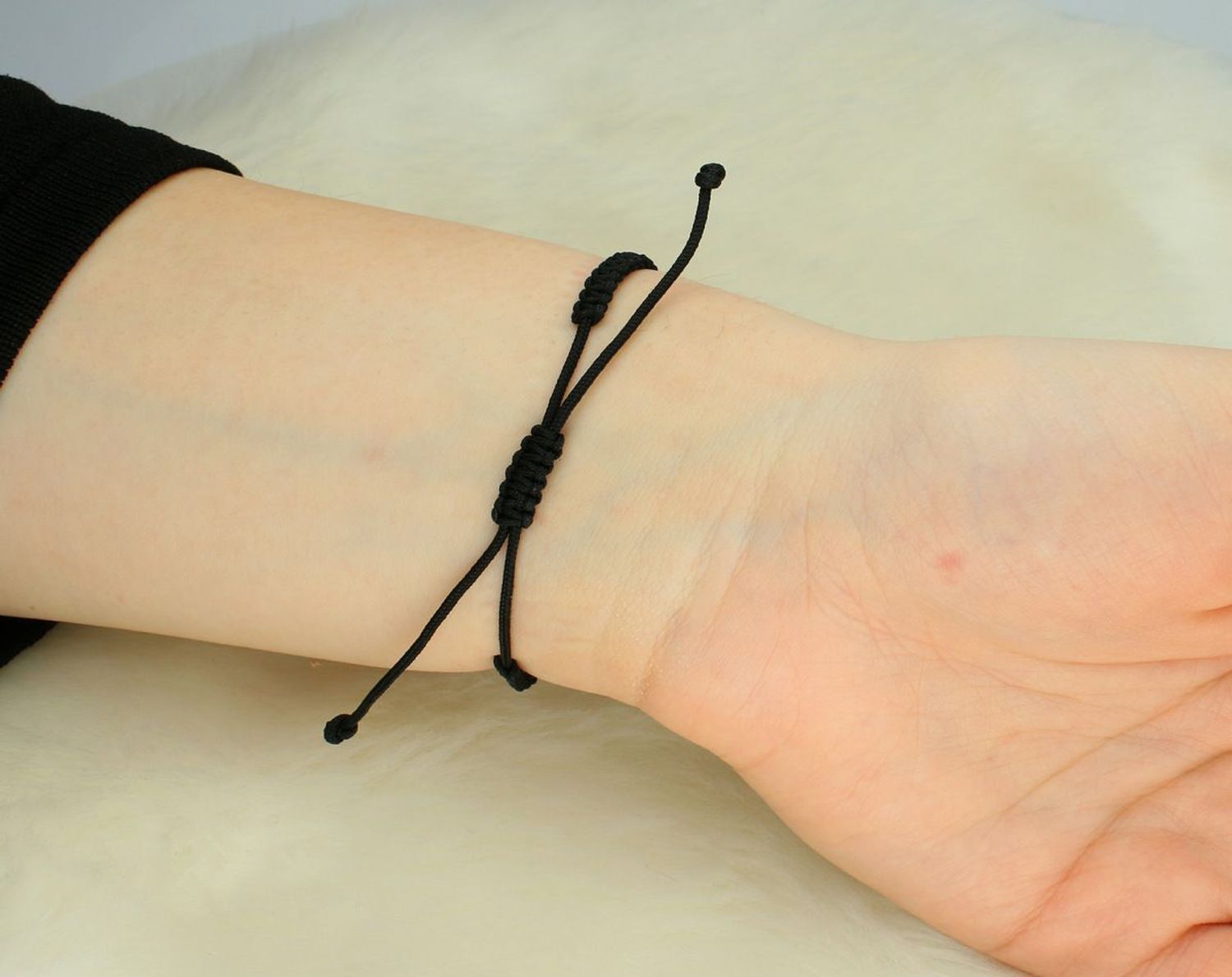 Bransoletka na czarnym sznureczku charms z cyrkoniami kolorowymi próba 585, DIA-BRA-12932-585 Nowoczesna i pełna uroku – ta subtelna bransoletka łączy w sobie szlachetność złota próby 585 1.jpg