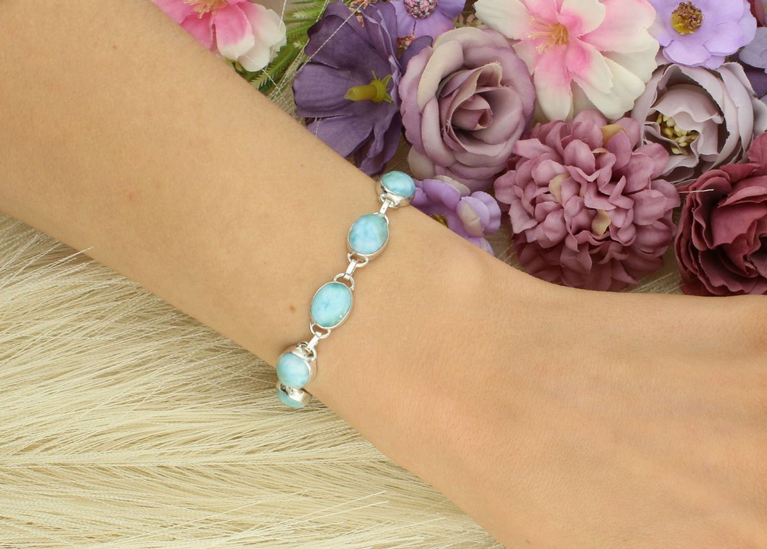 Elegancka srebrna bransoletka damska z naturalnym larimarem. Długość 17–19 cm, szerokość 9 mm, waga 12,67 g. Zapięcie na karabińczyk. Unikatowy kamień z Dominikany.1.jpg