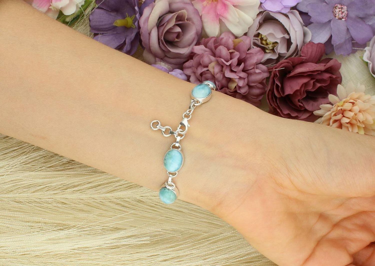 Elegancka srebrna bransoletka damska z naturalnym larimarem. Długość 17–19 cm, szerokość 9 mm, waga 12,67 g. Zapięcie na karabińczyk. Unikatowy kamień z Dominikany.1.jpg