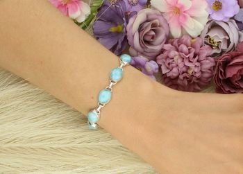 Elegancka srebrna bransoletka damska z naturalnym larimarem. Długość 17–19 cm, szerokość 9 mm, waga 12,67 g. Zapięcie na karabińczyk. Unikatowy kamień z Dominikany.2.jpg