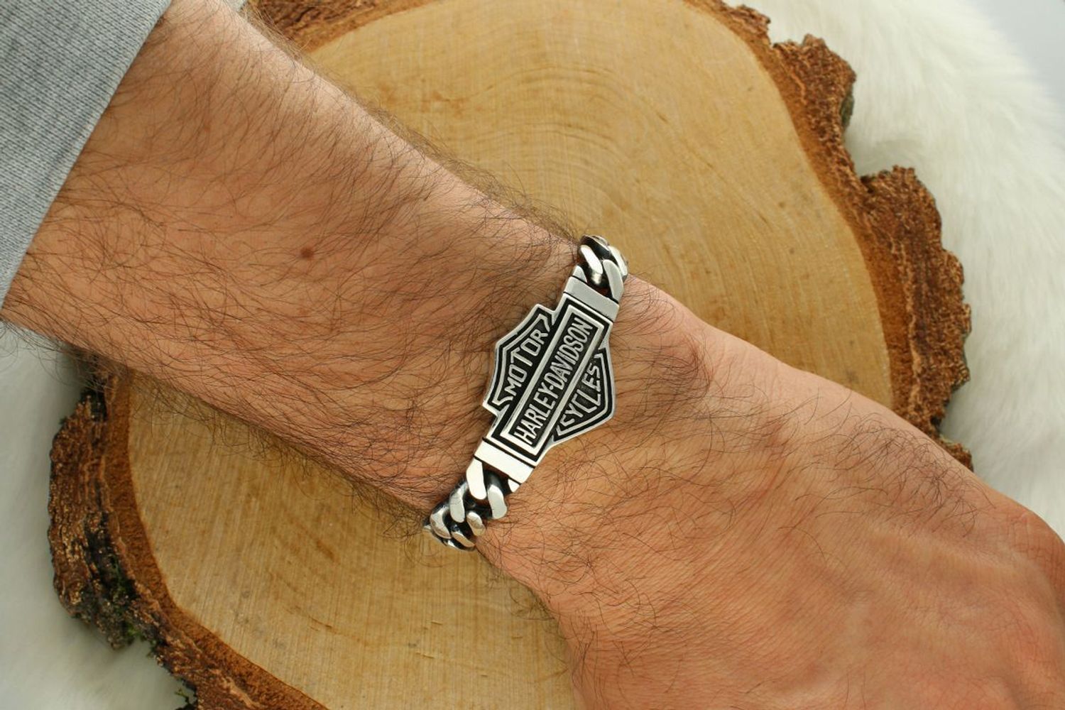 Męska bransoletka Harley-Davidson DIA-BRA-13088-925 ze srebra 925. Długość 21 cm, waga 48,74 g, ozdoba 4,0 × 2,7 cm. Mocny styl, solidne wykonanie, zapięcie na karabińczyk.1.jpg