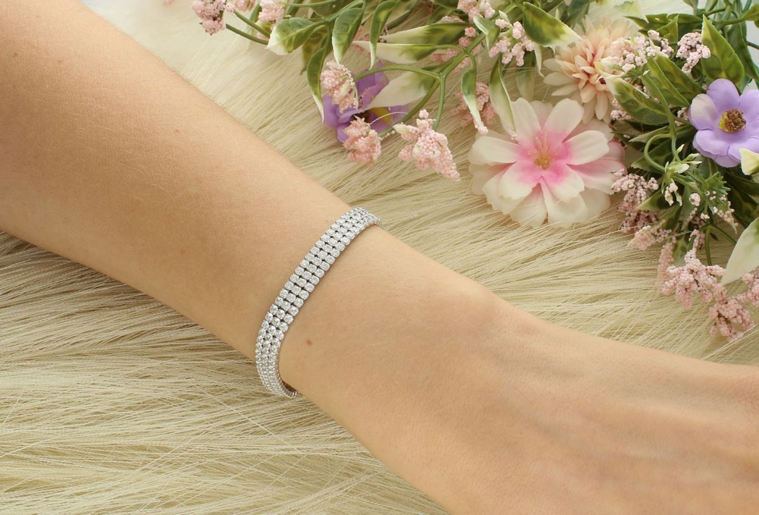 Bransoletka damska srebrna próba 925 z trzema rzędami cyrkonii. Długość 17 cm + 3 cm regulacji, szerokość 7 mm, zapięcie na karabińczyk. Kup teraz w sklepie Diament.1.jpg