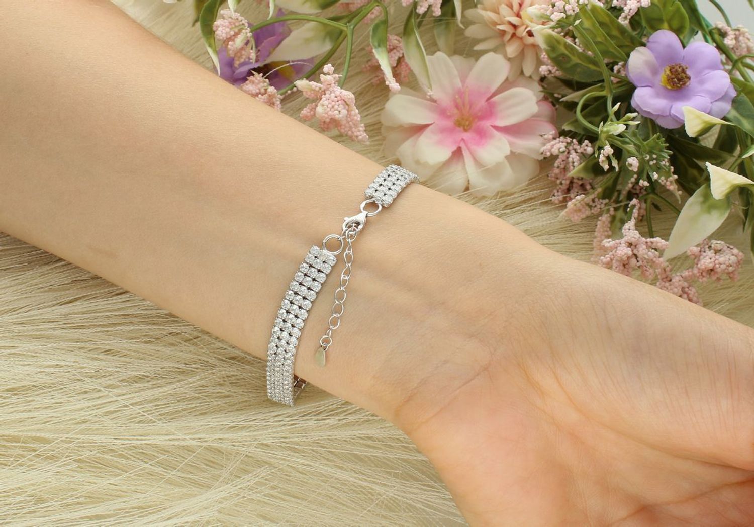 Bransoletka damska srebrna próba 925 z trzema rzędami cyrkonii. Długość 17 cm + 3 cm regulacji, szerokość 7 mm, zapięcie na karabińczyk. Kup teraz w sklepie Diament.1.jpg