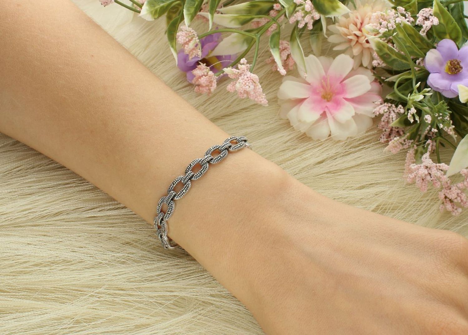 Bransoletka damska ze srebra próby 925, model DIA-BRA-13090-925. Zdobiona markazytami, długość 19 cm, szerokość 8 mm, zapięcie na zatrzask. Styl retro i elegancja.1.jpg