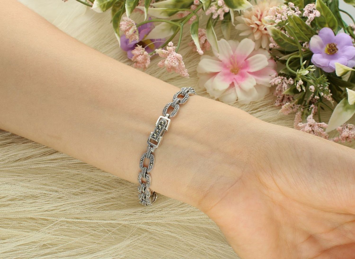 Bransoletka damska ze srebra próby 925, model DIA-BRA-13090-925. Zdobiona markazytami, długość 19 cm, szerokość 8 mm, zapięcie na zatrzask. Styl retro i elegancja.1.jpg