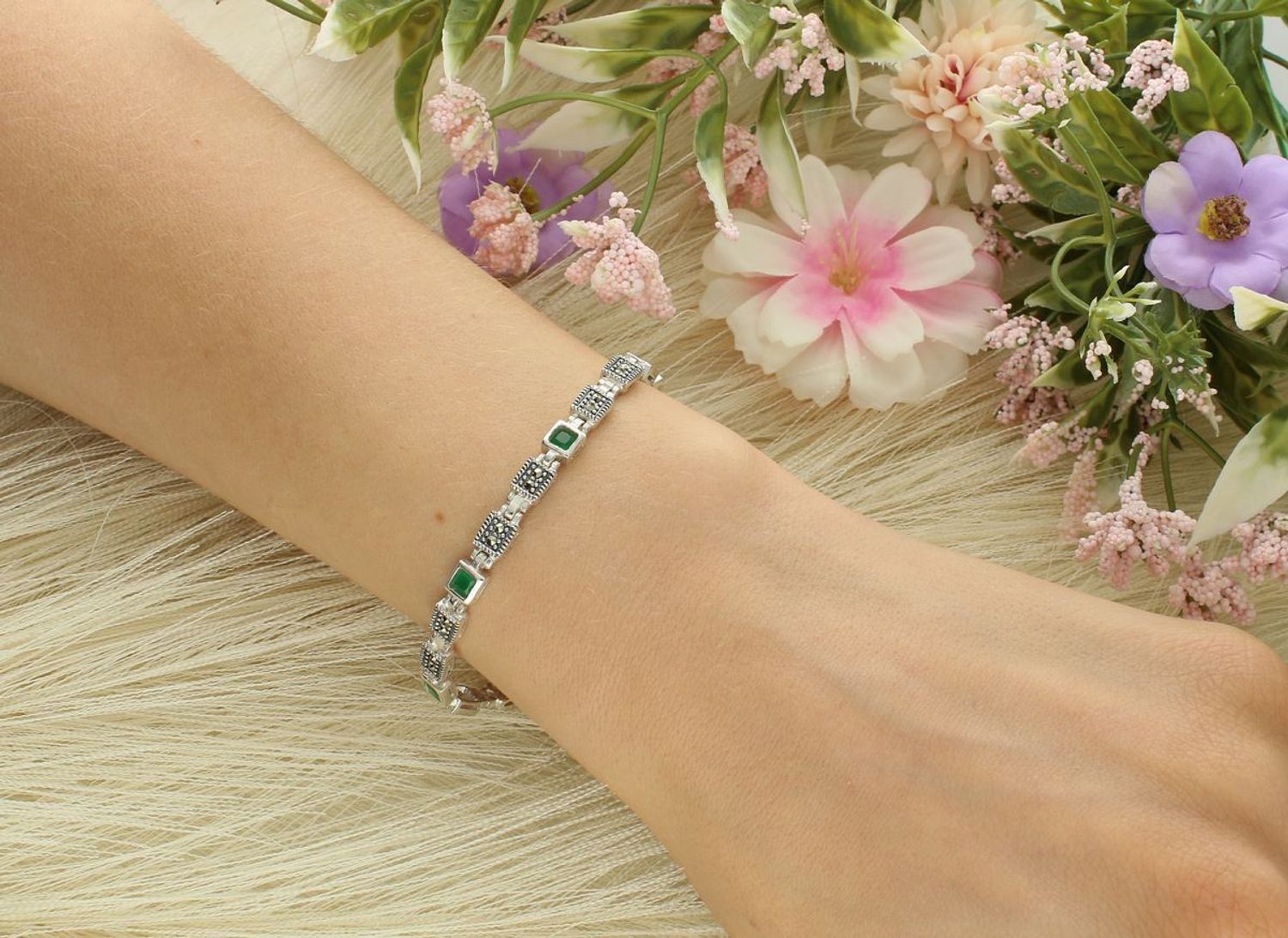Srebrna bransoletka damska próba 925 z kwadracikami ozdobionymi szmaragdami i markazytami. Zapięcie na zatrzask, długość 18 cm, idealna na każdą okazję. 1.jpg