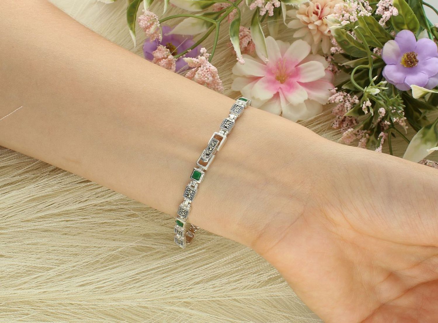Srebrna bransoletka damska próba 925 z kwadracikami ozdobionymi szmaragdami i markazytami. Zapięcie na zatrzask, długość 18 cm, idealna na każdą okazję. 1.jpg