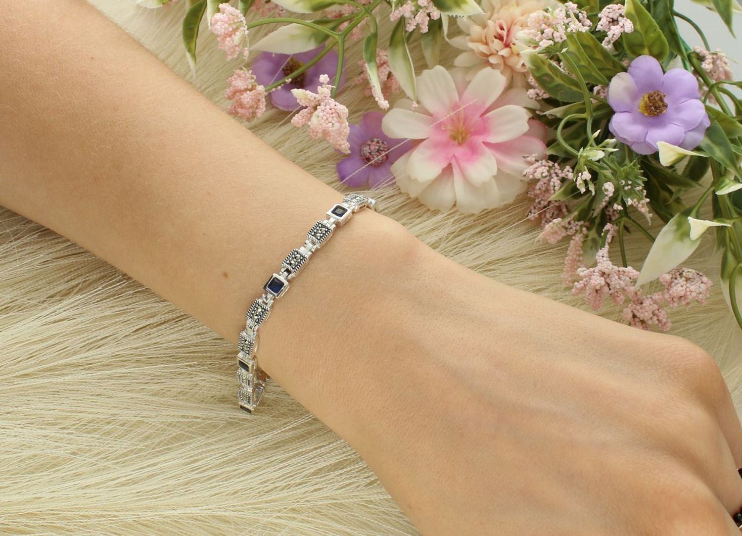 Elegancka bransoletka damska srebrna próba 925 z kwadratowymi ogniwkami zdobionymi markazytami i syntetycznymi szafirami. Długość 18 cm, szerokość 5 mm, zapięcie na zatrzask.1.jpg