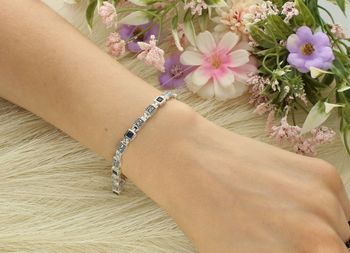 Elegancka bransoletka damska srebrna próba 925 z kwadratowymi ogniwkami zdobionymi markazytami i syntetycznymi szafirami. Długość 18 cm, szerokość 5 mm, zapięcie na zatrzask. 2.jpg
