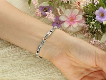 Elegancka bransoletka damska srebrna próba 925 z kwadratowymi ogniwkami zdobionymi markazytami i syntetycznymi szafirami. Długość 18 cm, szerokość 5 mm, zapięcie na zatrzask.3.jpg