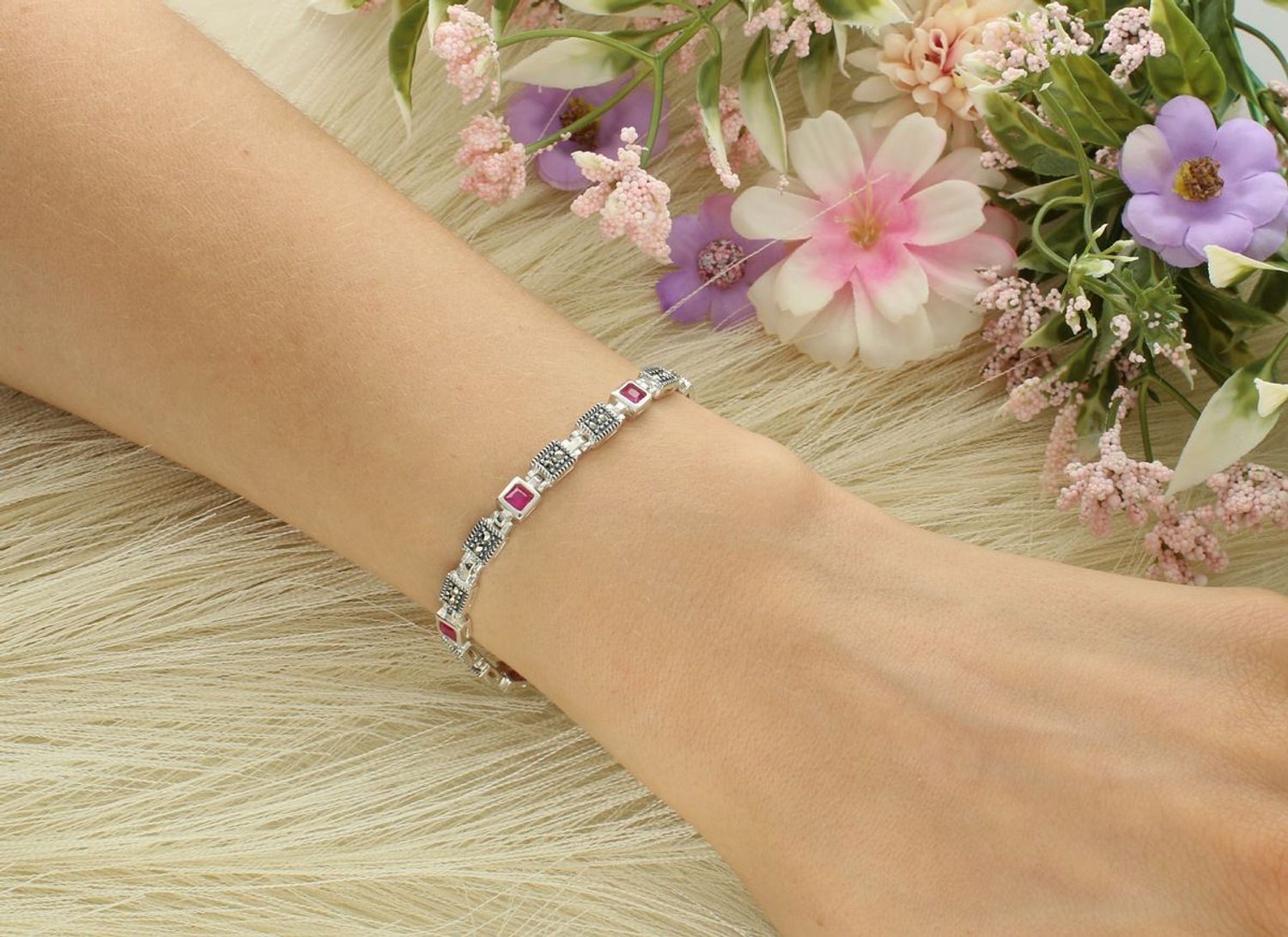 Elegancka bransoletka damska srebrna próba 925 z kwadratowymi ogniwkami zdobionymi markazytami i rubinem syntetycznym. Długość 18 cm, szerokość 5 mm, zapięcie na zatrzask. 1.jpg