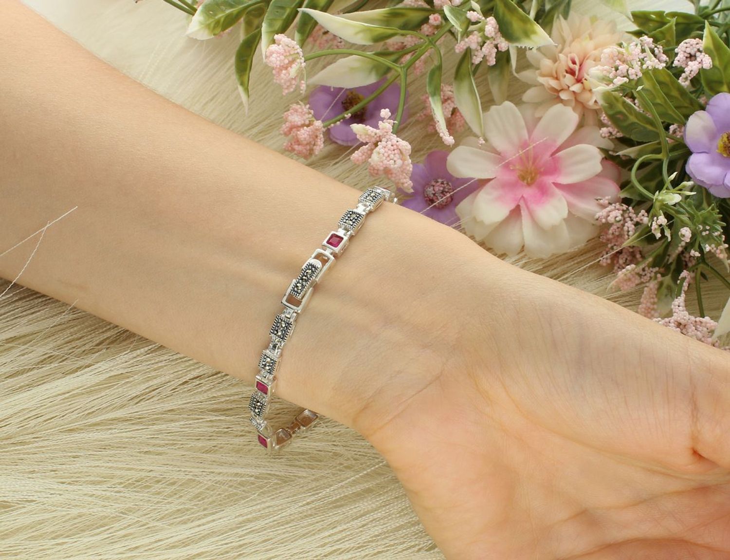 Elegancka bransoletka damska srebrna próba 925 z kwadratowymi ogniwkami zdobionymi markazytami i rubinem syntetycznym. Długość 18 cm, szerokość 5 mm, zapięcie na zatrzask. 1.jpg