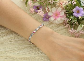 Elegancka bransoletka damska srebrna próba 925 z kwadratowymi ogniwkami zdobionymi markazytami i rubinem syntetycznym. Długość 18 cm, szerokość 5 mm, zapięcie na zatrzask. 2.jpg