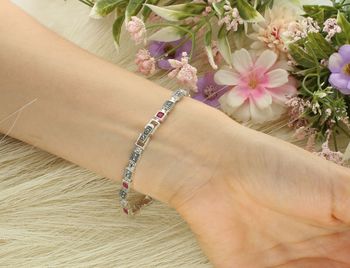 Elegancka bransoletka damska srebrna próba 925 z kwadratowymi ogniwkami zdobionymi markazytami i rubinem syntetycznym. Długość 18 cm, szerokość 5 mm, zapięcie na zatrzask. 3.jpg