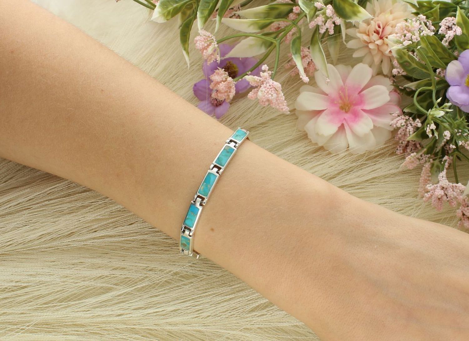 Bransoletka damska ze srebra próby 925, model DIA-BRA-13094-925. Prostokątne ogniwa zdobione turkusami, 18 cm długości, 5 mm szerokości, 12,63 g. Zapięcie na karabińczyk.1.jpg