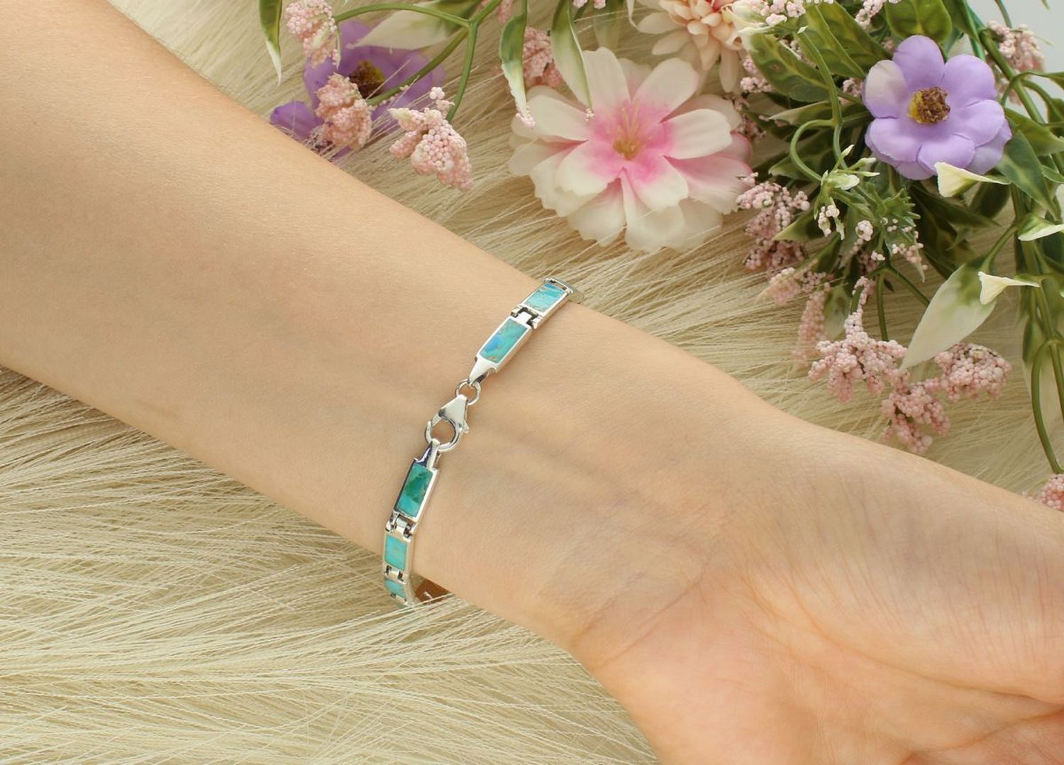 Bransoletka damska ze srebra próby 925, model DIA-BRA-13094-925. Prostokątne ogniwa zdobione turkusami, 18 cm długości, 5 mm szerokości, 12,63 g. Zapięcie na karabińczyk.1.jpg