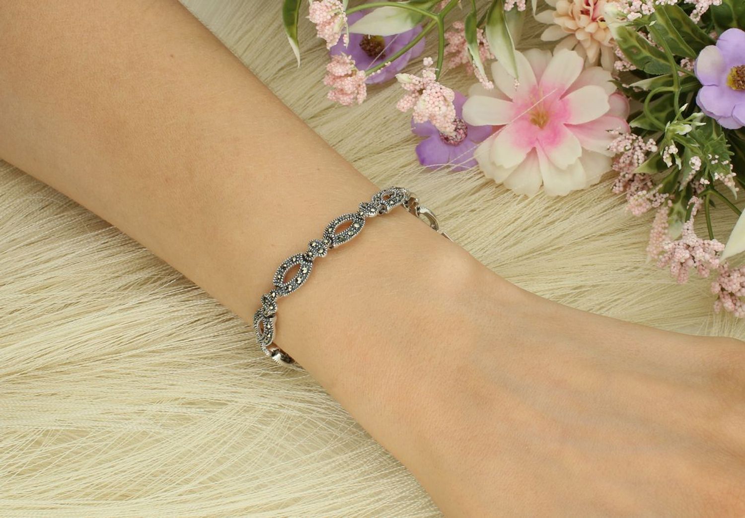 Bransoletka damska ze srebra próby 925, DIA-BRA-13095-925. Owalne ogniwa zdobione markazytami, długość 18 cm, szerokość 8 mm, waga 13,40 g. Zapięcie na zatrzask. Styl retro.1.jpg