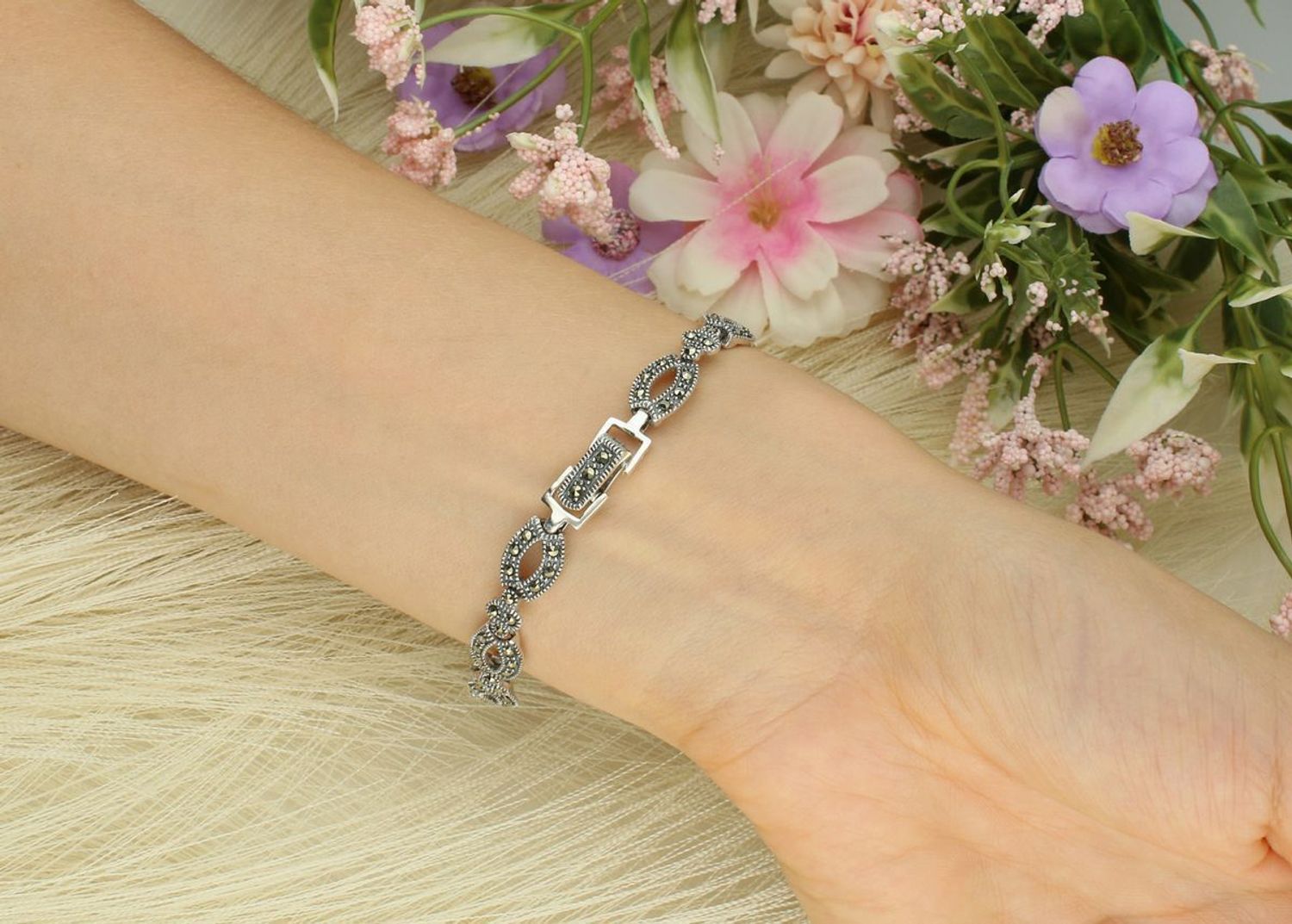 Bransoletka damska ze srebra próby 925, DIA-BRA-13095-925. Owalne ogniwa zdobione markazytami, długość 18 cm, szerokość 8 mm, waga 13,40 g. Zapięcie na zatrzask. Styl retro.1.jpg