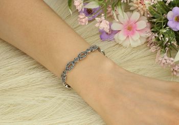 Bransoletka damska ze srebra próby 925, DIA-BRA-13095-925. Owalne ogniwa zdobione markazytami, długość 18 cm, szerokość 8 mm, waga 13,40 g. Zapięcie na zatrzask. Styl retro.2.jpg