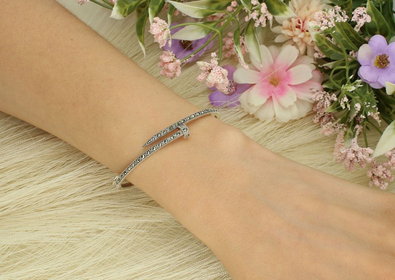 Stylowa bransoletka damska ze srebra 925 w kształcie gwoździa, zdobiona markazytami. Obwód 16 cm, waga 10,30 g, szerokość góry 1 cm. Wyjątkowa biżuteria z charakterem.1.jpg