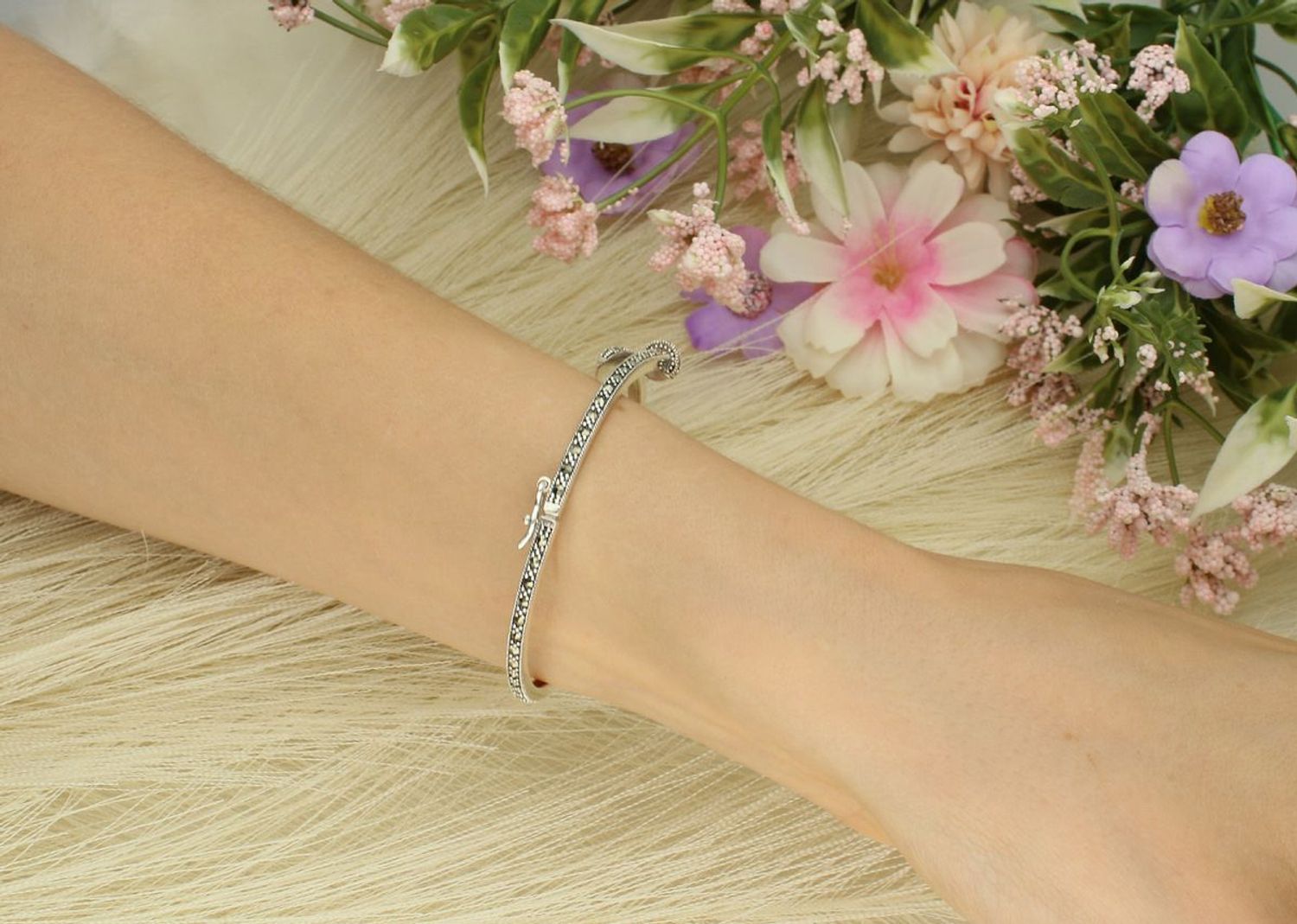 Stylowa bransoletka damska ze srebra 925 w kształcie gwoździa, zdobiona markazytami. Obwód 16 cm, waga 10,30 g, szerokość góry 1 cm. Wyjątkowa biżuteria z charakterem.1.jpg