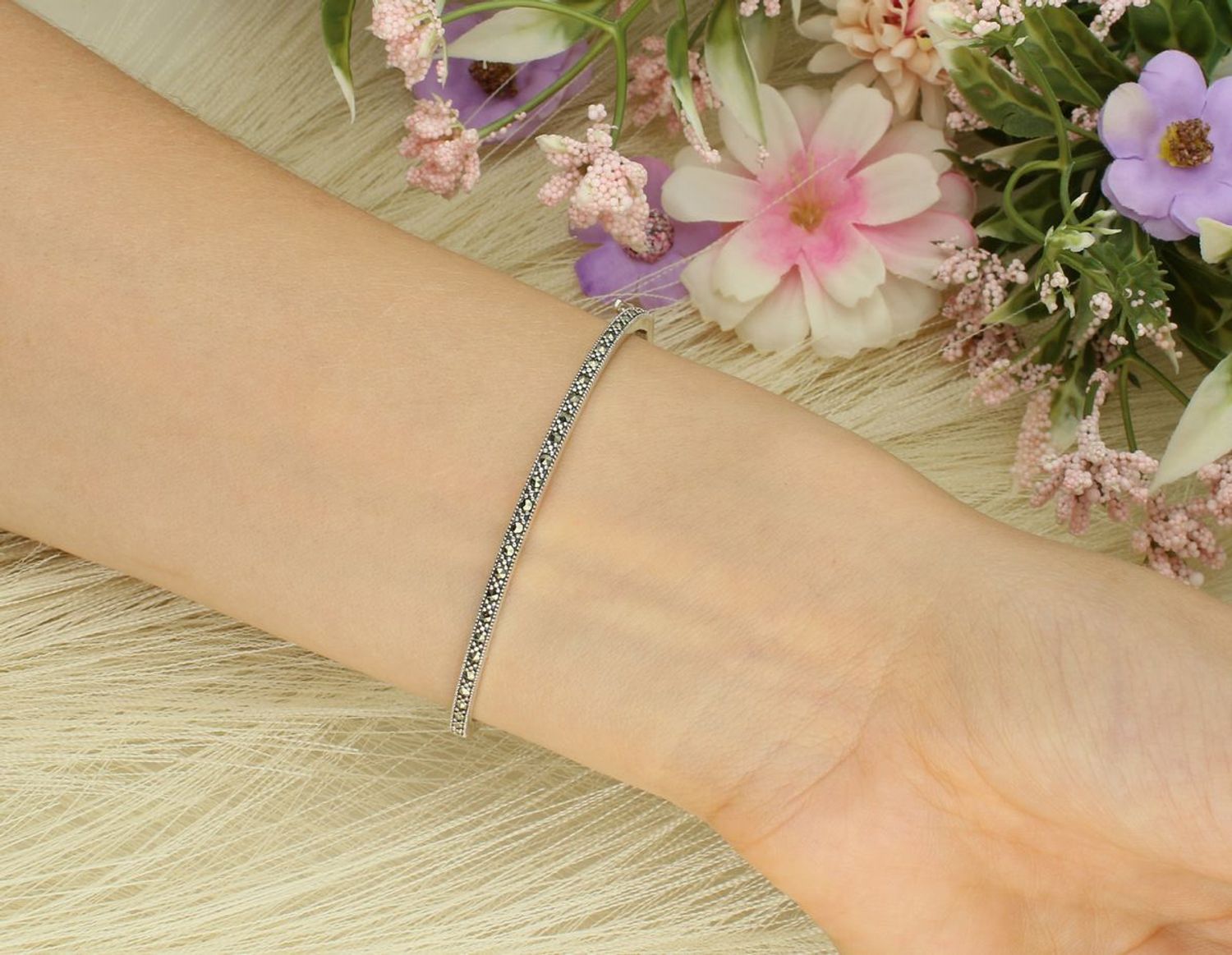 Stylowa bransoletka damska ze srebra 925 w kształcie gwoździa, zdobiona markazytami. Obwód 16 cm, waga 10,30 g, szerokość góry 1 cm. Wyjątkowa biżuteria z charakterem.1.jpg