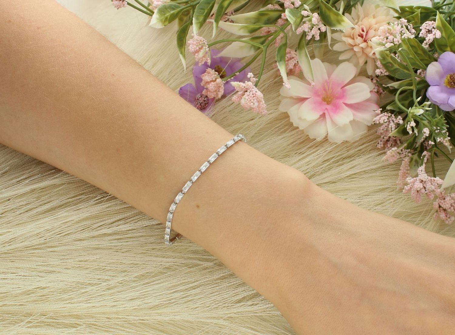 Subtelna bransoletka damska srebrna próba 925 z prostokątnymi cyrkoniami. Długość 17 cm + 3 cm regulacji, szerokość 2 mm, zapięcie na karabińczyk. Kup oryginalną biżuterię z 2-letnią gwarancją 1.jpg