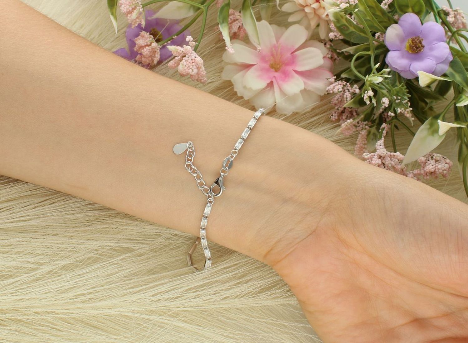 Subtelna bransoletka damska srebrna próba 925 z prostokątnymi cyrkoniami. Długość 17 cm + 3 cm regulacji, szerokość 2 mm, zapięcie na karabińczyk. Kup oryginalną biżuterię z 2-letnią gwarancją 1.jpg