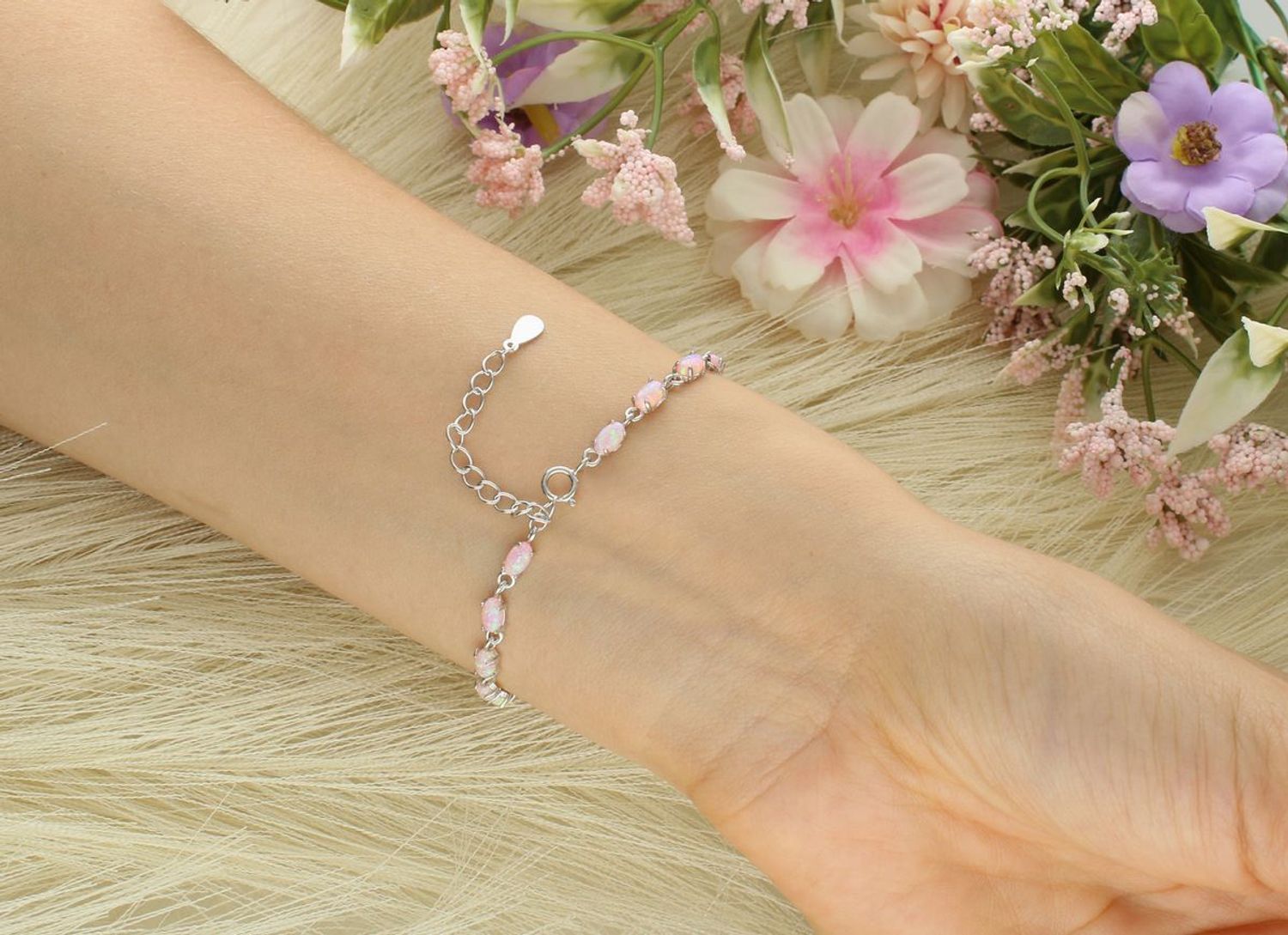 Subtelna bransoletka damska srebrna próba 925 z owalnymi ogniwami ozdobionymi różowym opalem syntetycznym. Długość 15 cm + 5 cm regulacji, szerokość 4 mm1.jpg