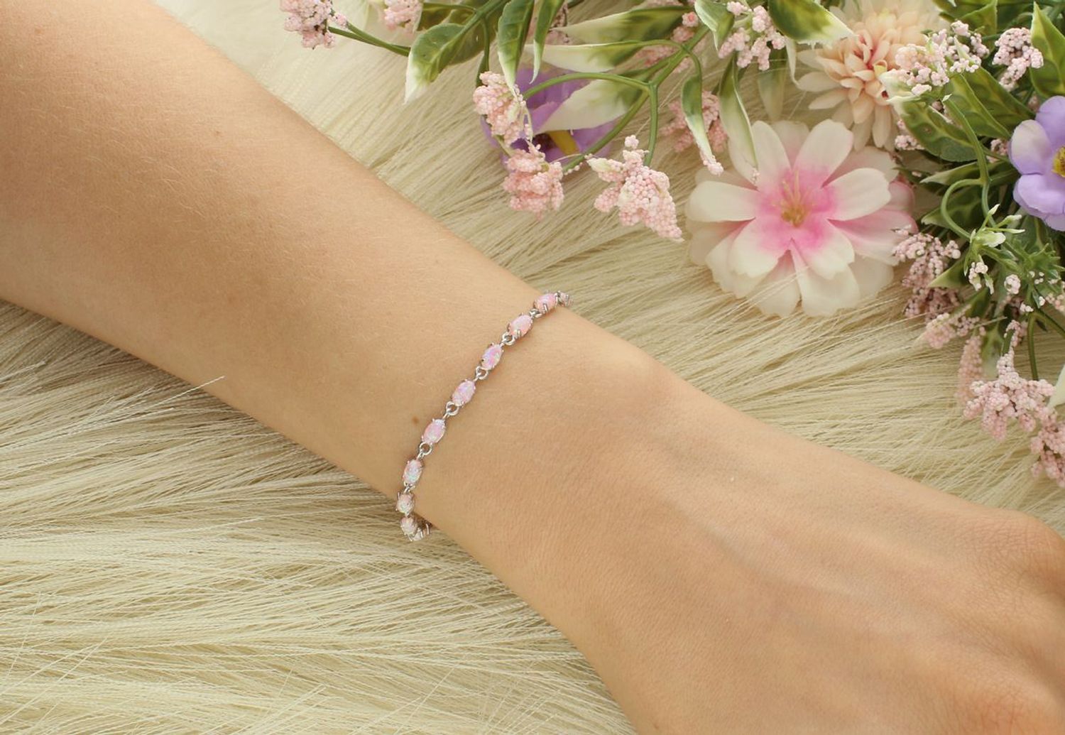 Subtelna bransoletka damska srebrna próba 925 z owalnymi ogniwami ozdobionymi różowym opalem syntetycznym. Długość 15 cm + 5 cm regulacji, szerokość 4 mm1.jpg