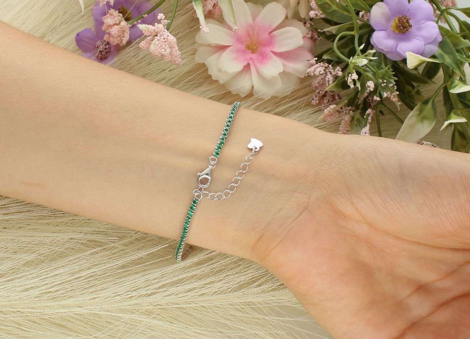 Bransoletka srebrna 925 tenisowa z zielonymi cyrkoniami. Długość 17+3 cm, zapięcie na karabińczyk. Klasyczna, kobieca i pełna uroku.1.jpg