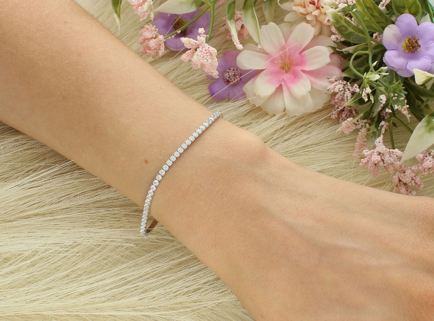 Stylowa srebrna bransoletka damska z cyrkoniami. Próba 925, długość 16,5 + 3,5 cm, klasyczne zapięcie na karabińczyk. Model DIA-BRA-13102-925 – subtelny blask i elegancja każdego dnia.1.jpg