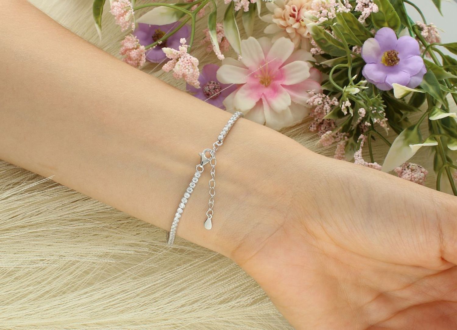 Stylowa srebrna bransoletka damska z cyrkoniami. Próba 925, długość 16,5 + 3,5 cm, klasyczne zapięcie na karabińczyk. Model DIA-BRA-13102-925 – subtelny blask i elegancja każdego dnia.1.jpg