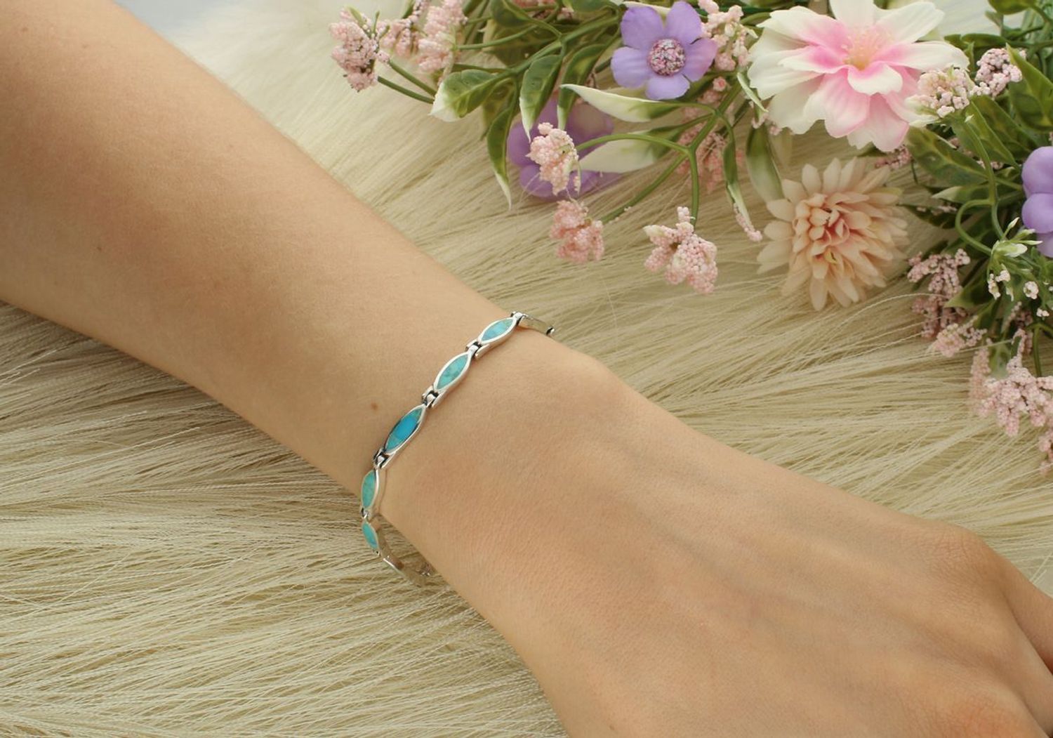 Bransoletka damska srebrna próby 925, model DIA-BRA-13103-925. Owalne ogniwa zdobione turkusami, długość 18 cm, szerokość 4 mm, waga 10,20 g. Zapięcie na karabińczyk. Elegancja i lekkość.1.jpg