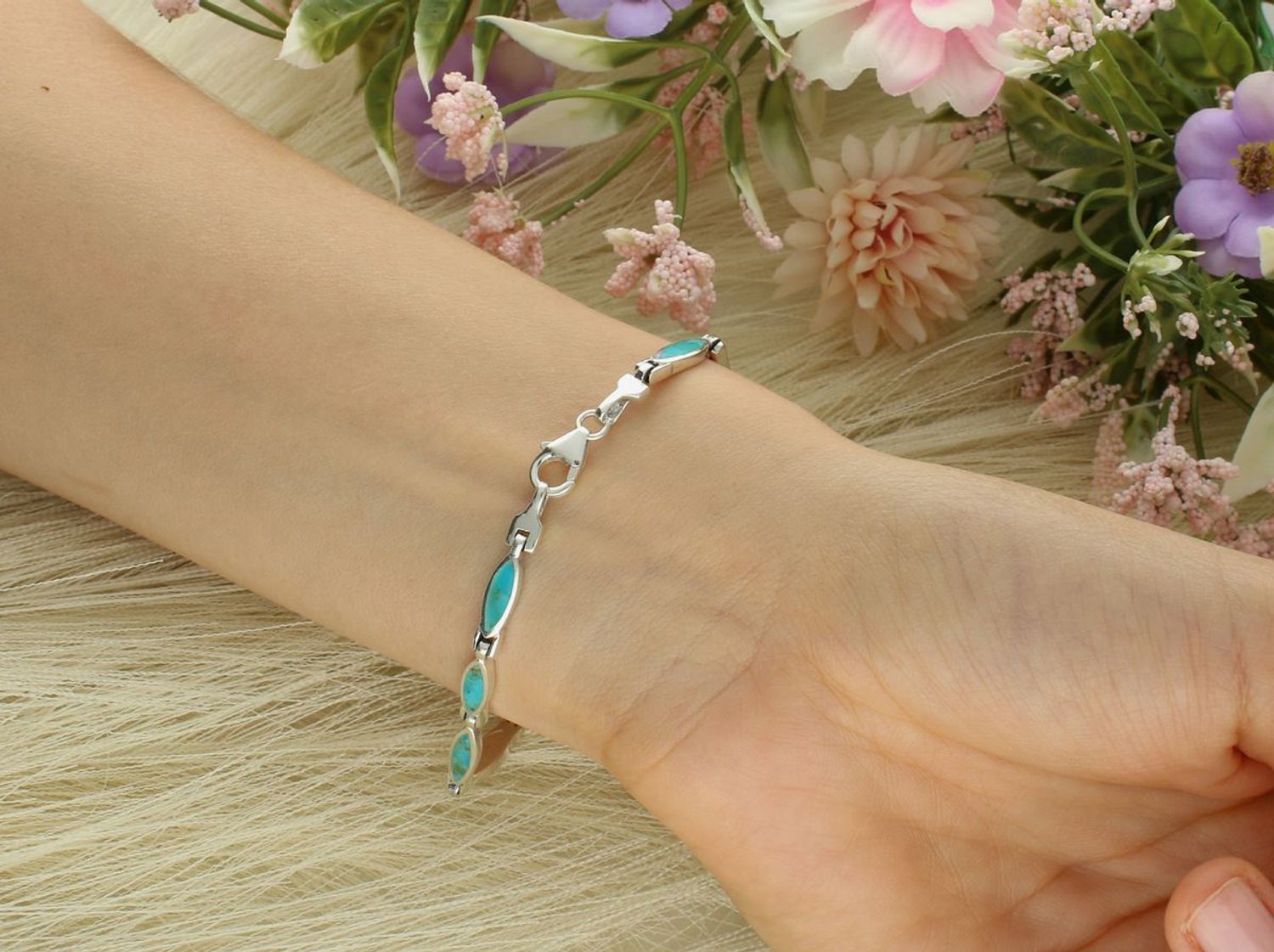 Bransoletka damska srebrna próby 925, model DIA-BRA-13103-925. Owalne ogniwa zdobione turkusami, długość 18 cm, szerokość 4 mm, waga 10,20 g. Zapięcie na karabińczyk. Elegancja i lekkość.1.jpg