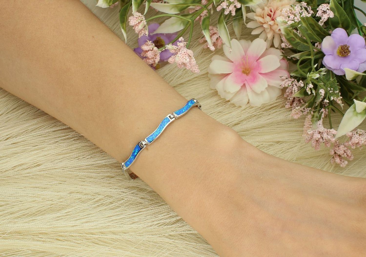 Bransoletka damska srebrna próby 925, model DIA-BRA-13104-925. Geometryczne ogniwa zdobione niebieskim opalem syntetycznym. 19 cm długości, 4 mm szerokości, 11 g. Zapięcie na karabińczyk.1.jpg
