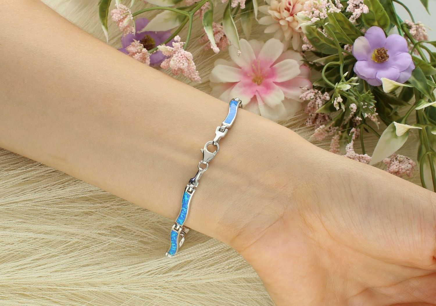 Bransoletka damska srebrna próby 925, model DIA-BRA-13104-925. Geometryczne ogniwa zdobione niebieskim opalem syntetycznym. 19 cm długości, 4 mm szerokości, 11 g. Zapięcie na karabińczyk.1.jpg