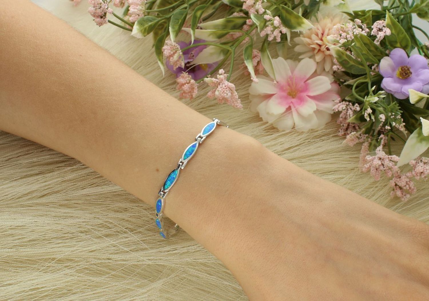 Bransoletka damska srebrna próby 925, model DIA-BRA-13105-925. Zdobiona niebieskim opalem syntetycznym, długość 18 cm, szerokość 4 mm, waga 8,00 g. Zapięcie na karabińczyk.1.jpg