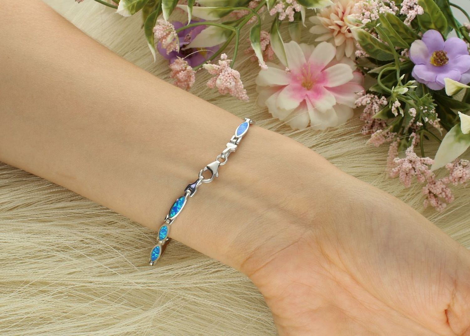 Bransoletka damska srebrna próby 925, model DIA-BRA-13105-925. Zdobiona niebieskim opalem syntetycznym, długość 18 cm, szerokość 4 mm, waga 8,00 g. Zapięcie na karabińczyk.1.jpg