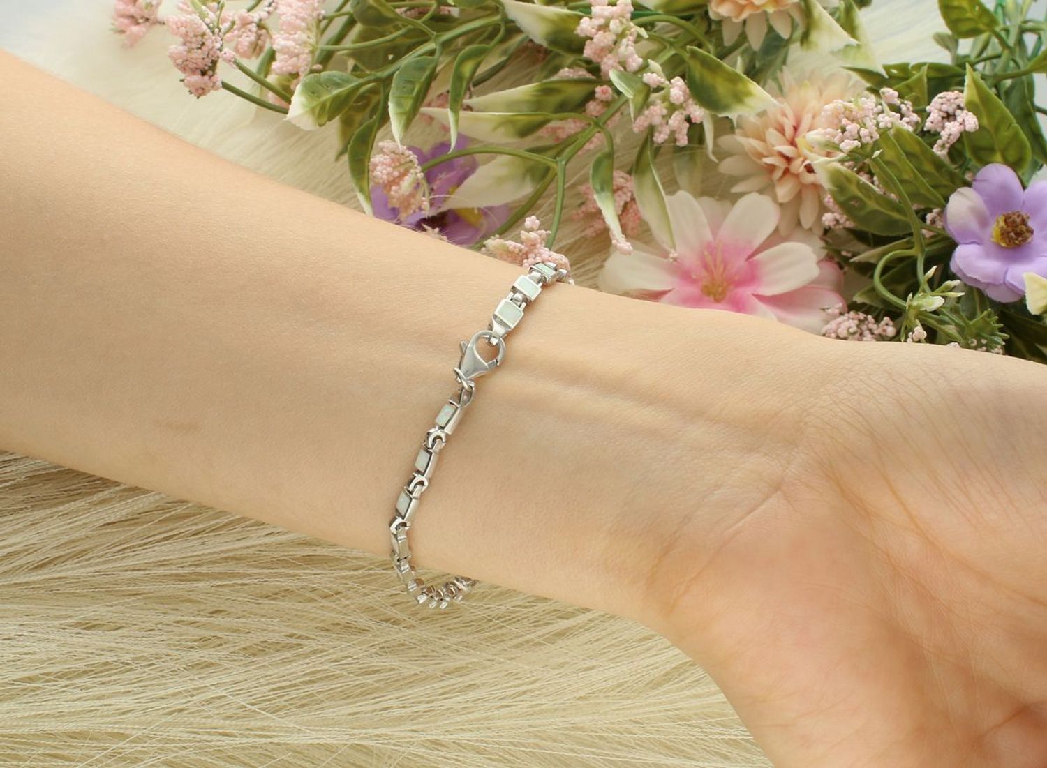 Srebrna bransoletka damska próba 925, zdobiona syntetycznym opalem. Długość 19 cm, szerokość 4 mm, zapięcie na karabińczyk. Elegancka i delikatna. Kup teraz!11.jpg