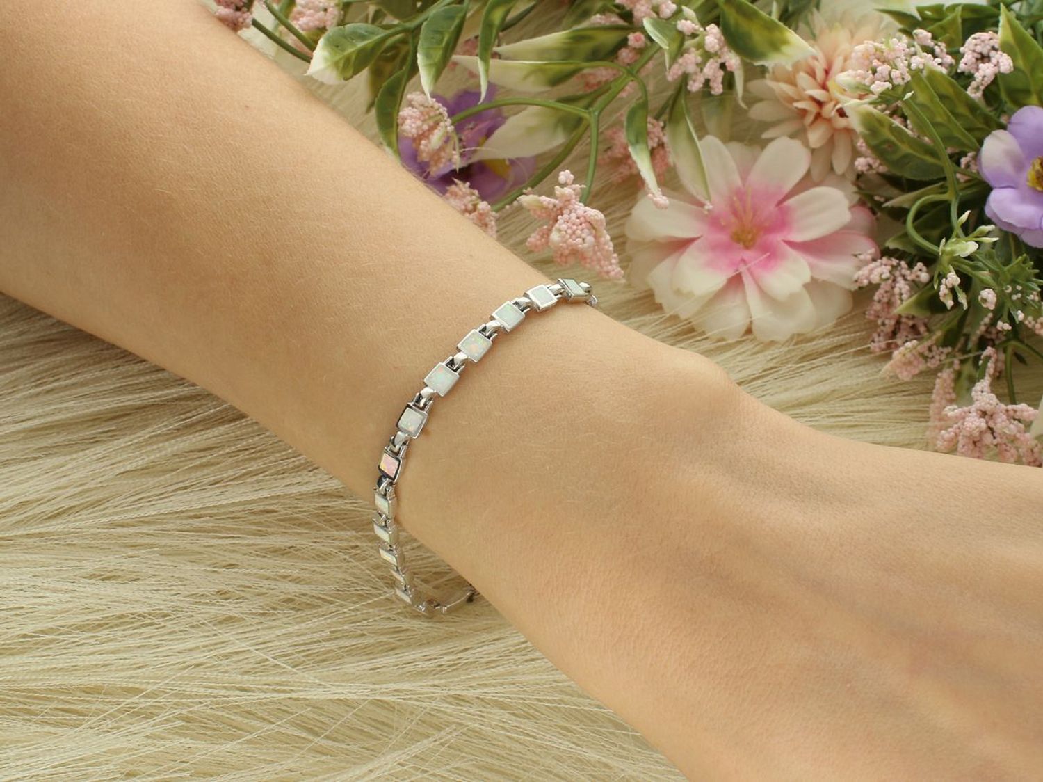 Srebrna bransoletka damska próba 925, zdobiona syntetycznym opalem. Długość 19 cm, szerokość 4 mm, zapięcie na karabińczyk. Elegancka i delikatna. Kup teraz!11.jpg