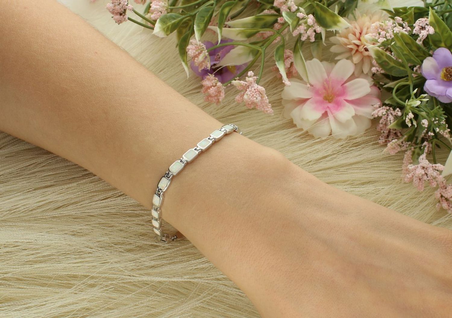 Srebrna bransoletka damska próba 925, zdobiona syntetycznym opalem. Długość 19 cm, szerokość 4 mm, zapięcie na karabińczyk. Elegancka i delikatna. Kup teraz!1.jpg