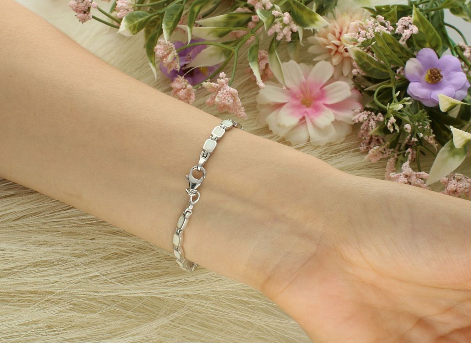 Srebrna bransoletka damska próba 925, zdobiona syntetycznym opalem. Długość 19 cm, szerokość 4 mm, zapięcie na karabińczyk. Elegancka i delikatna. Kup teraz!1.jpg