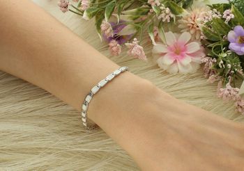 Bransoletka srebrna damska próby 925, model DIA-BRA-13107-925. Zdobiona opalem syntetycznym, długość 18 cm, szerokość 4 mm, zapięcie na karabińczyk. Subtelna i elegancka.2.jpg