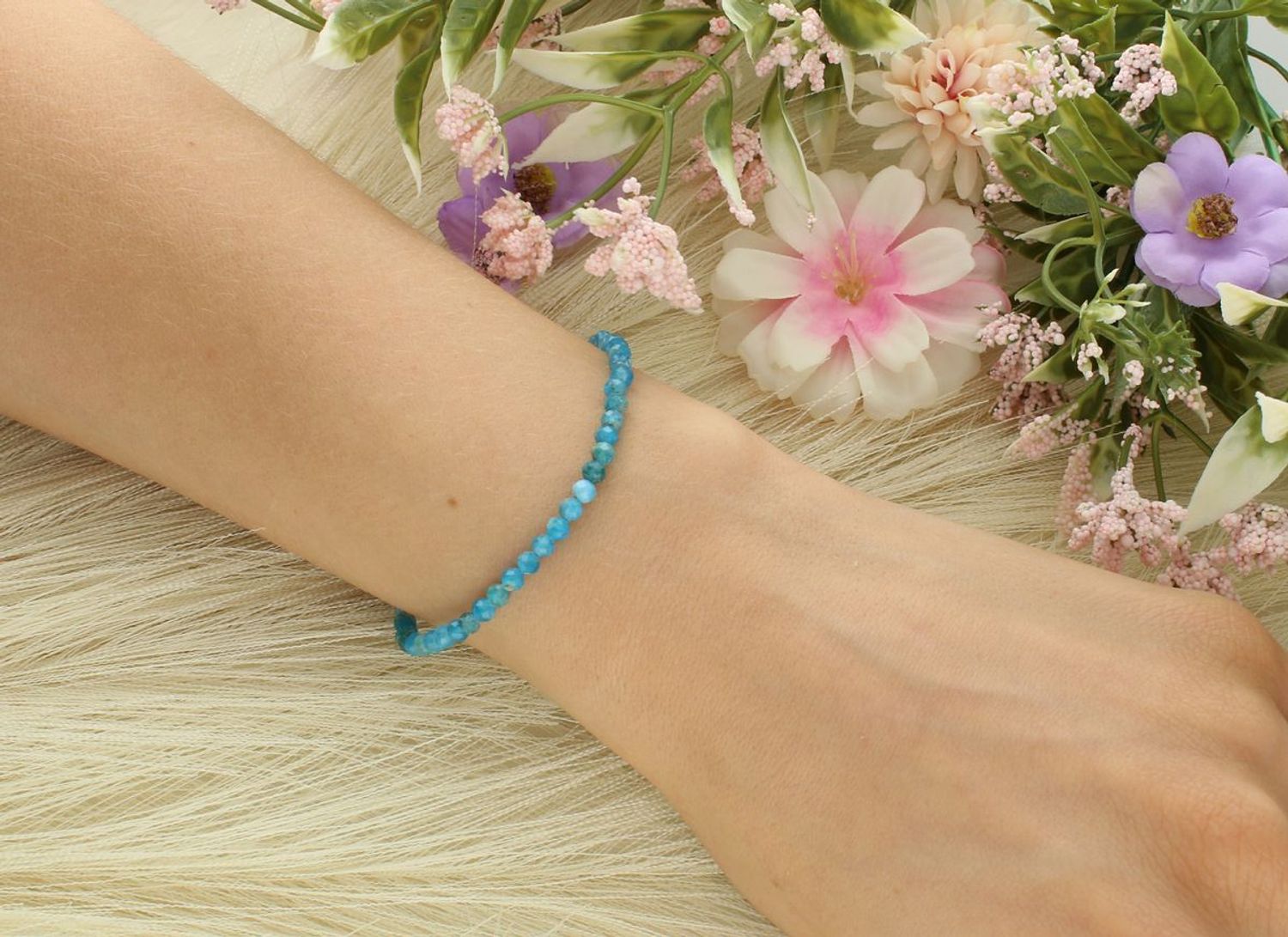 Delikatna bransoletka srebrna 925 z naturalnym apatytem w kolorze niebieskim. Długość 18,5+2 cm, zapięcie na karabińczyk. Elegancka i kobieca.1.jpg