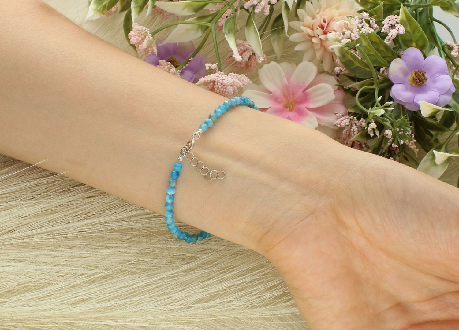 Delikatna bransoletka srebrna 925 z naturalnym apatytem w kolorze niebieskim. Długość 18,5+2 cm, zapięcie na karabińczyk. Elegancka i kobieca.1.jpg