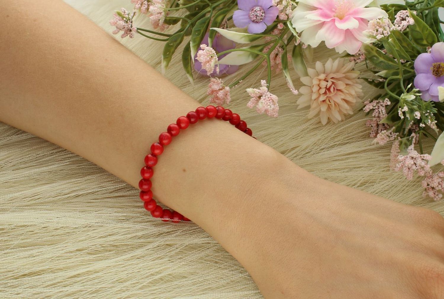 Bransoletka srebrna próby 925 z naturalnym koralem 6 mm. Długość 19+3 cm, zapięcie na karabińczyk. Elegancka i kobieca biżuteria z kamieniami.1.jpg