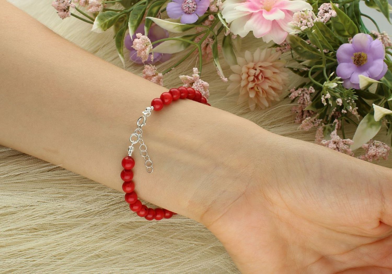 Bransoletka srebrna próby 925 z naturalnym koralem 6 mm. Długość 19+3 cm, zapięcie na karabińczyk. Elegancka i kobieca biżuteria z kamieniami.1.jpg